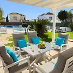 Villa 040 *